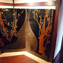 階段上の漆塗りの螺鈿の衝立