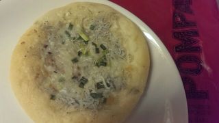 小田急ハルクの地下にあります。