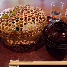 竹かごの上には紅葉が