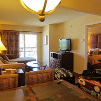 手前ダイニングテーブル、右奥が寝室