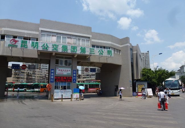 鉄道駅には路線バスのターミナルしかありません。