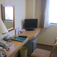 部屋の作業机とテレビ