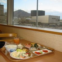 豪華朝食バイキング１日目と会場からの函館山と駅