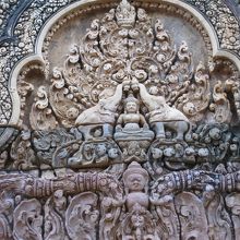 非常に細かい、このようなレリーフが多くみられます