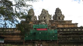 未完成の建物で、現在修復中で内部には入れませんが、立派な塔です。