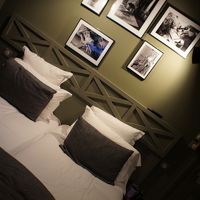 ベッドの上にはおしゃれな絵や照明が