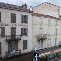 ホテルの部屋から目の前の寂れたホテルが見える