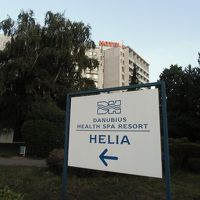 ホテルの看板と外観です