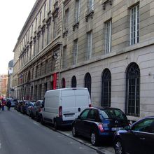 フラン・ブルジョワ通り　向かい（左）は国立古文書館