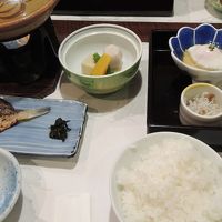 朝食。これが全て。一人用コンロは私の左側