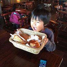 色々なパンを購入して、スープ注文して頂きました。