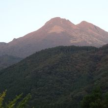 夕日に染まる由布岳を玄関より望む