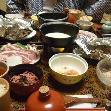 品数豊かな夕食。湯波が甘かった。部屋食。