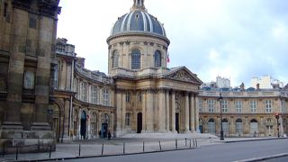 このあたりにフィリップ・オーギュストの城壁がありました!　Institut de France (6区)