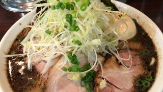 おすすめは、このネギチャーシュー麺がおすすめですね。このらーめん、ネギが多く入っていて、シャリシャリ感がとても良く、ごはんとの相性が良いのでお腹が空いている時には、ぜひ、一度、食べに行ってみてください。 