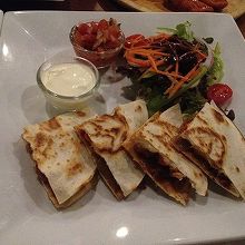 チキンカセディア。ディップソースが料理ごとに違って美味しい