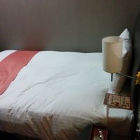 ベッドもセミダブルの広さでした