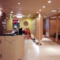 下駄箱に靴を入れてから中に入ります