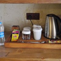 何種類かのティーバッグとコーヒー、ミネラルウォーターも。