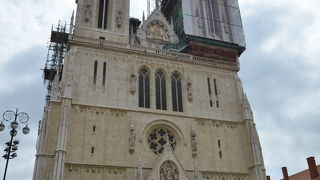 堂々とした二つ尖塔が目印です