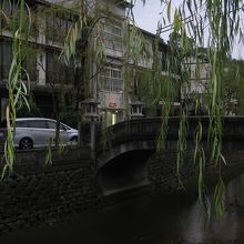 柳の木と石橋の道具立てが決め手です