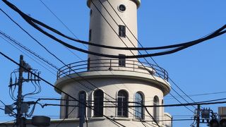 ユニークな形の現役の消防署