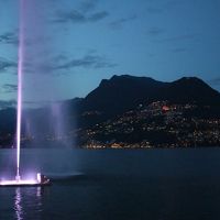 ホテルのレストランから湖面に浮かぶ島の夜景を眺望