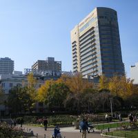 山下公園からの右側新館、そして本館