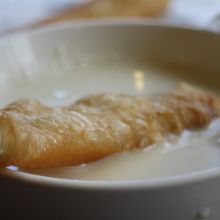 豆乳に揚げパンを浸して