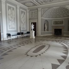 これが入ってすぐのホール。今でいう玄関にあたる役目の所。