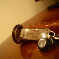 鍵も美しい　出かけるときはフロントに預けます