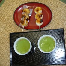 お団子と金粉入りお茶