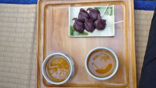 霞ケ池に浮かぶお茶屋さん　名物の加賀あんころ餅が美味しい