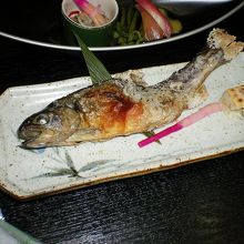 御前荘　夕食　　岩魚の塩焼き