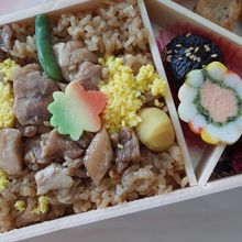 彩り鮮やかで上品なお弁当。