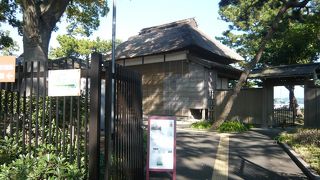 地味に見えるが、細部まで贅沢な造りです。