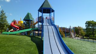 大きな滑り台のある楽しい公園です