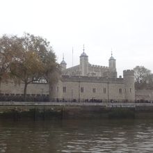 クルーズ船から見たロンドン塔