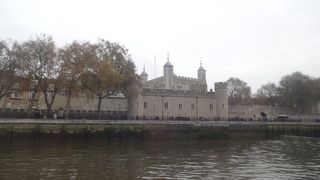11月だというのに、ロンドン塔周辺は何故か大混雑！