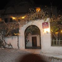 道路反対側のアナトリアン・ケーヴ。