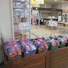ブドウも販売中