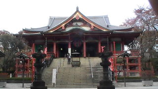 江戸時代から大願成就のお不動さんとして武家や庶民に慕われ、現在も縁日には多くの参拝者が訪れます