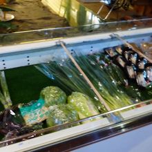 野菜なども売られています。