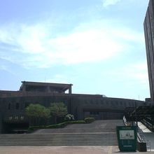 博物館の外観。左に入口が見えています。