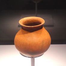 曲線が美しい土器。（ノーフラッシュでのみ写真撮影可能。）