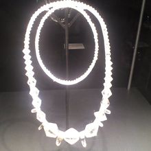 水晶の首飾り。（ノーフラッシュでのみ写真撮影可能。）