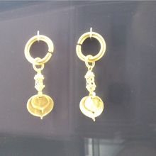 金の耳飾り。（ノーフラッシュでのみ写真撮影可能。）