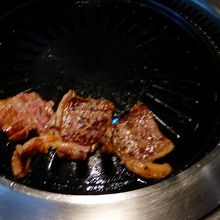 肉は自分で焼くセルフサービスです。