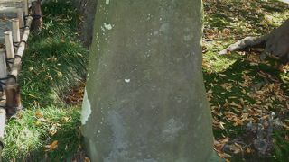 石碑の字はかなり読みにくくなっています