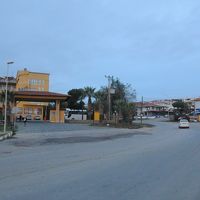 右端車の右がお店。